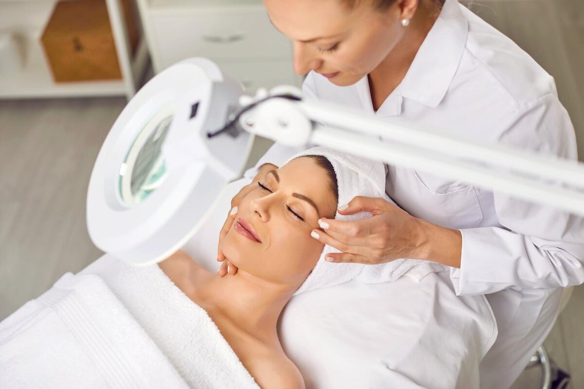 Топовые процедуры для сияния кожи помогут забыть о тональном креме и консилере. Shutterstoc