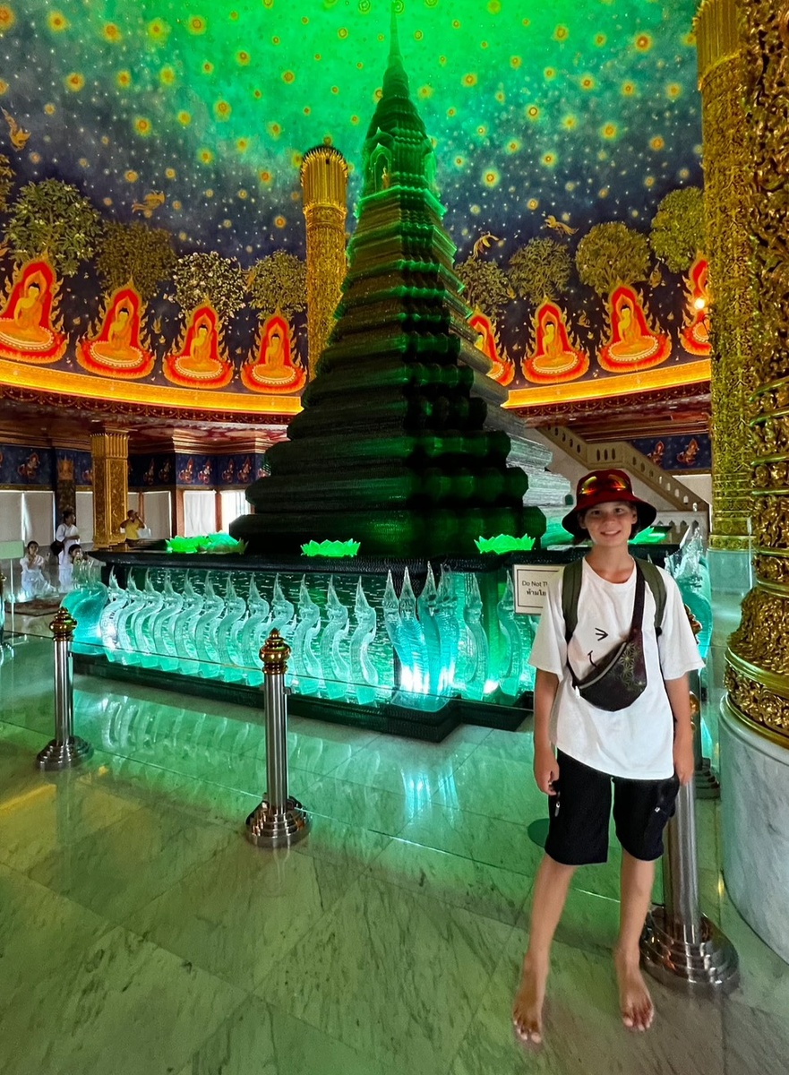 Ходить по храму можно только босиком. Обувь остается снаружи