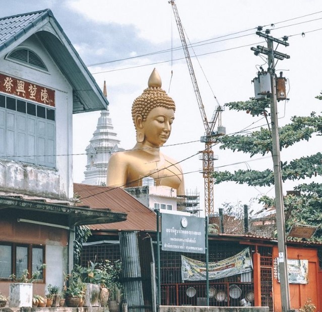 В нашем случае попали на реконструкцию статуи