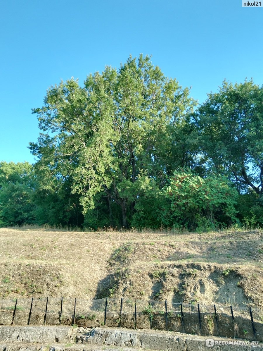 Руины городского театра в Эгах
