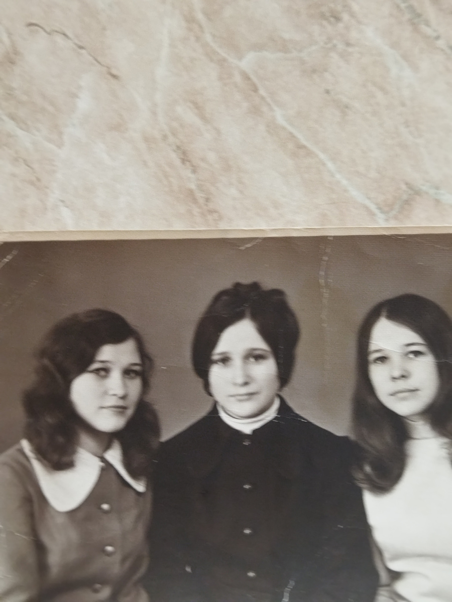 Это справа налево я, закончила техникум Ольга на 4 курсе и Валентина на 1 курсе Московского института.