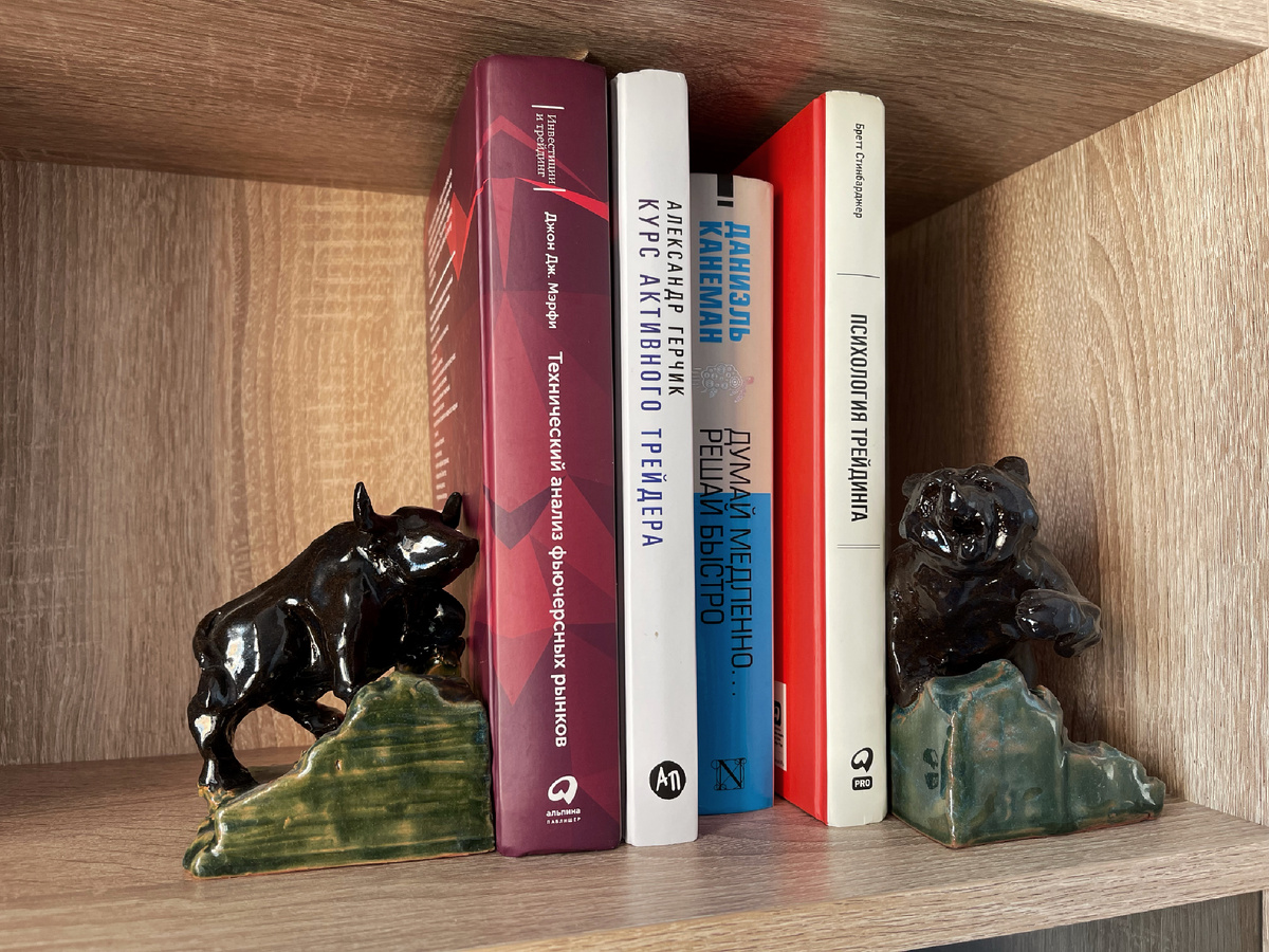 На прошлый день рождения дарила мужу подставки для его личной литературы. Импонирует идея противостояния быка и медведя, и воплощала я ее сама в гончарной школе - да, это ручная работа, моими руками слепленная. Красить, конечно, помогли преподаватели.