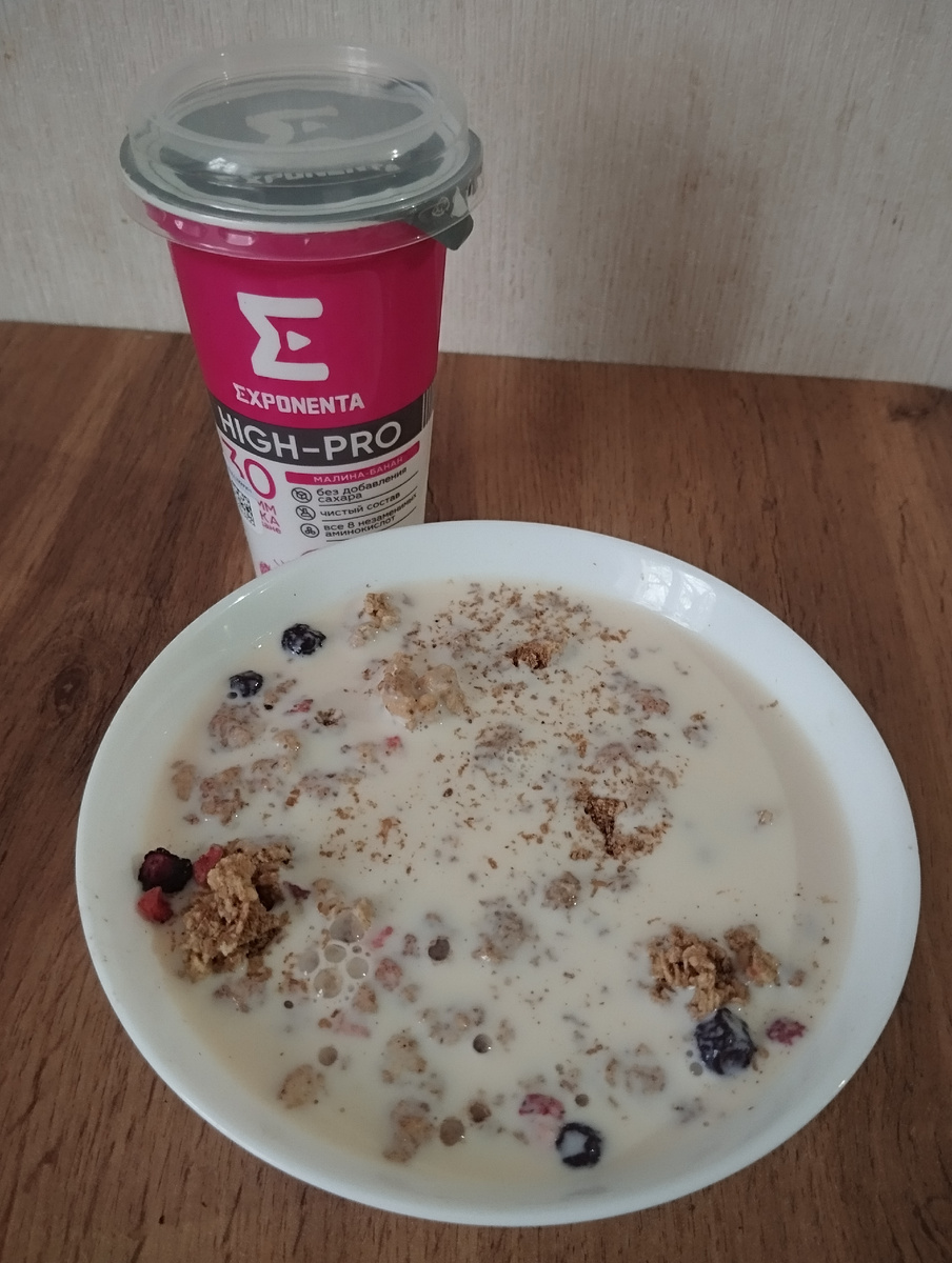 Это гранола с клетчаткой. Когда-нибудь я доем эту бесконечную банку (про клетчатку). 