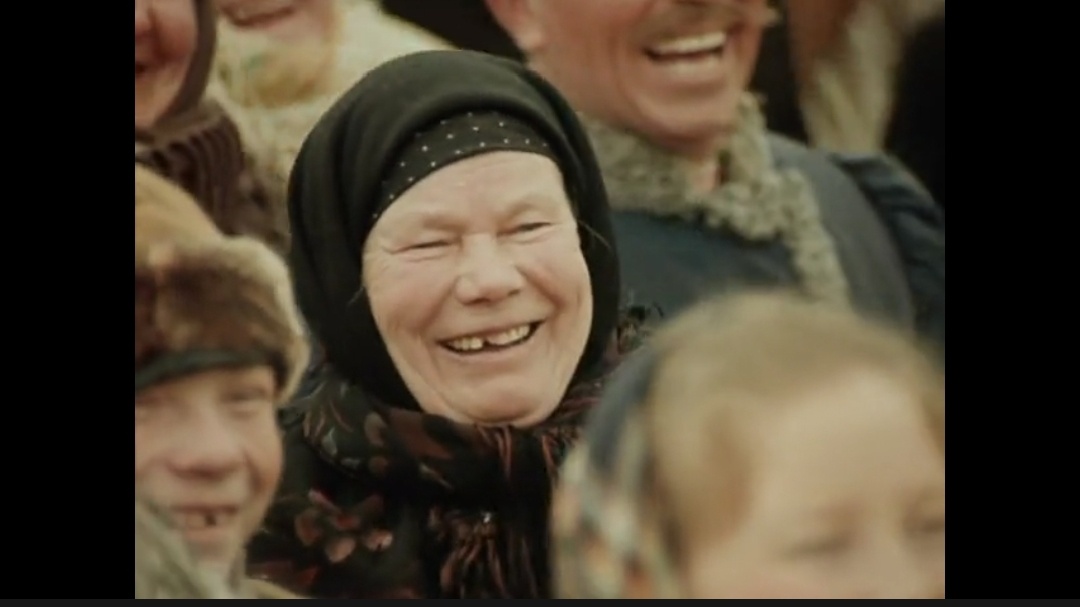 Вот так же веселились наши деревенские бабки, такие классические бабки - в платках, причем, двойных, длинных юбках с фартуками, теплых полушубках; мужики в фуфайках и советские дети - раскованные пацаны и девчонки в простых пальтишках и шапках. Мы ж, как в песне поется: "Рядились простенько, гуляли все гурьбой"