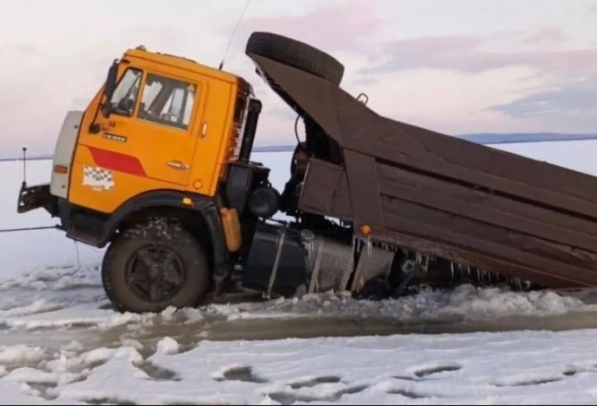    В Забайкальском крае два грузовика провалились под лед