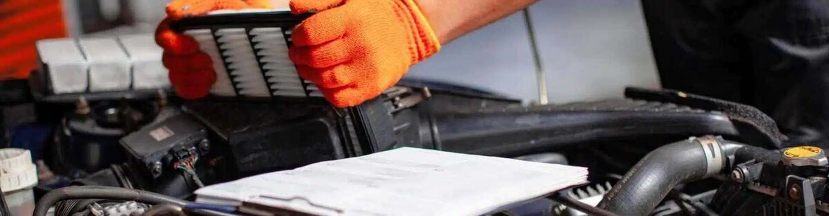 Расположение контрольных щупов в Hyundai Solaris — желтый для контроля масла в двигателе, красный — в АКПП.