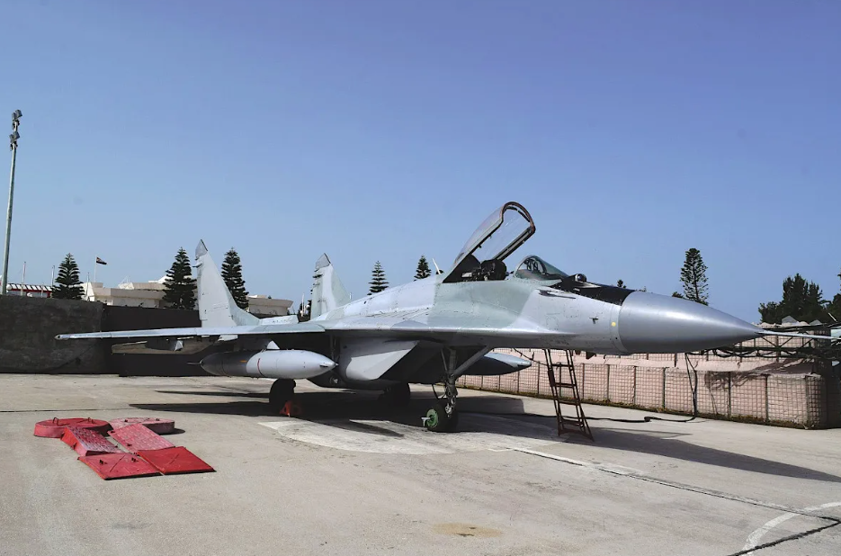 Именно эти "неопознанные МиГи" из Ливии якобы готовятся для передачи в ВВС КНА. Соцсети