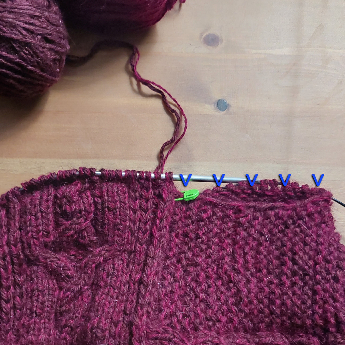 Показан конец кругового ряда – поднять петли боковой кромки. Ряд замкнут.