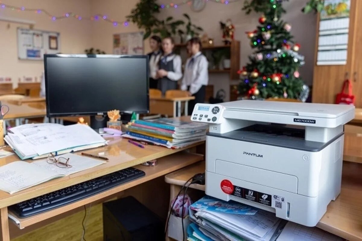    Три школы и детсад Екатеринбурга получили помощь депутатов на 2 млн рублей