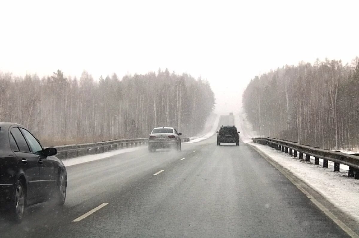    Пока не стихнет ветер, движение на трассах будет ограничено.
