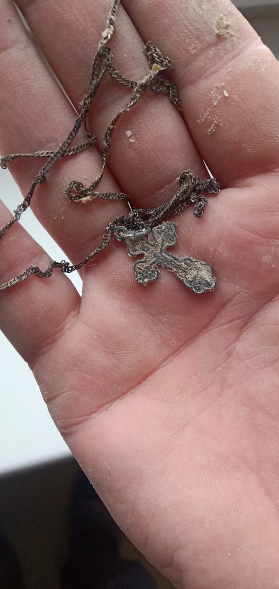 Нательный крестик.