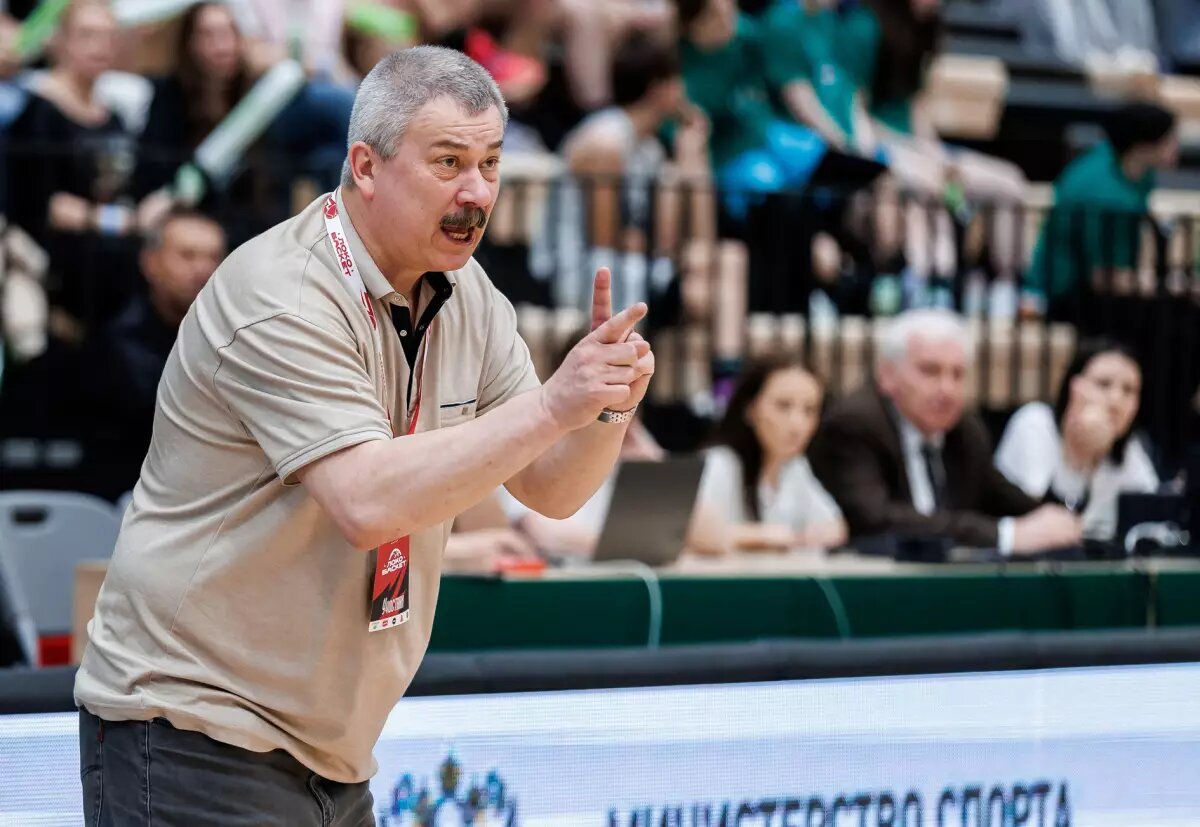    Сергей Степанов — главный тренер и болельщик маловишерской команды. Фото из архива чемпионата «Локобаскет — Школьная лига»