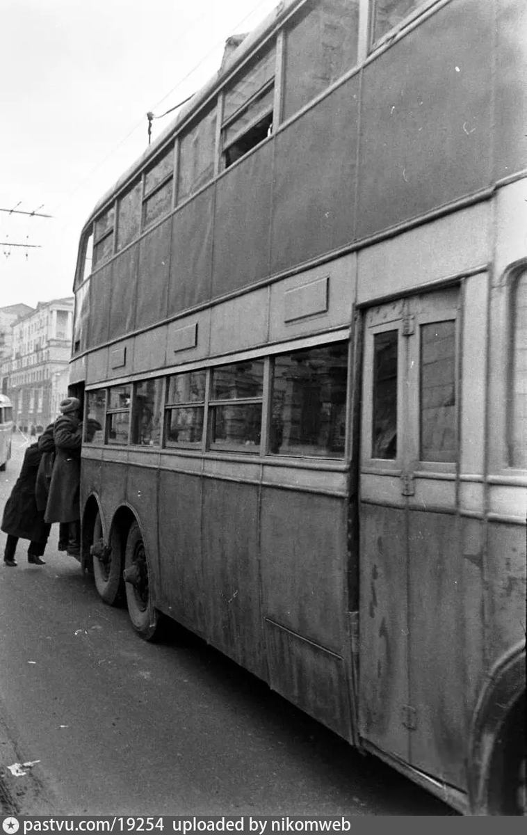 Модель троллейбуса ЯТБ-3 с двумя дверями, 1947. Современная Тверская улица. Автор фото: Thomas McAvoy. С сайта www.pastvu.com.
