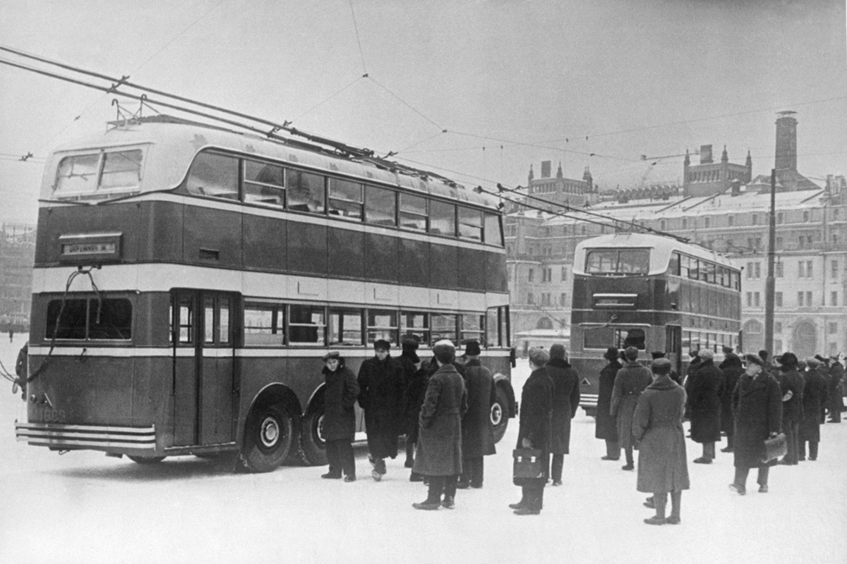 Двухэтажные троллейбусы около гостиницы "Метрополь", 1939. С сайта https://transphoto.org