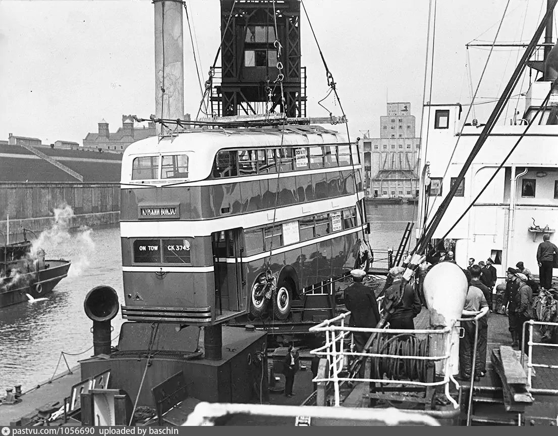 Погрузка двухэтажного английского троллейбуса для отправки в Москву в порту Ливерпуля, 1937. С сайта www.pastvu.com.