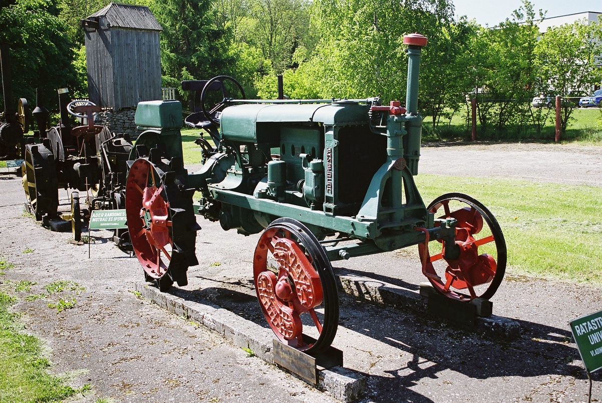 © WikedKentaur / Wikimedia Commons / CC BY-SA 3.0 (Трактор «Универсал У-2»)