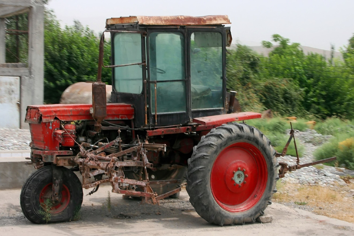 © Druschba 4 / Wikimedia Commons / CC BY-SA 4.0 (Трактор Т-28Х3 в 2016 г.)