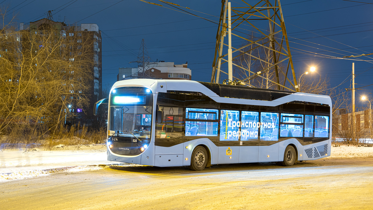 Троллейбус маршрута №33 (комбо прежних №№13, 16 из моего детства) остаивается на кольце "Педагогический университет". Вот только педуниверситетов на Эльмаше аж 2 штуки!… Фото взял отсюда: https://transphoto.org/photo/2052101/