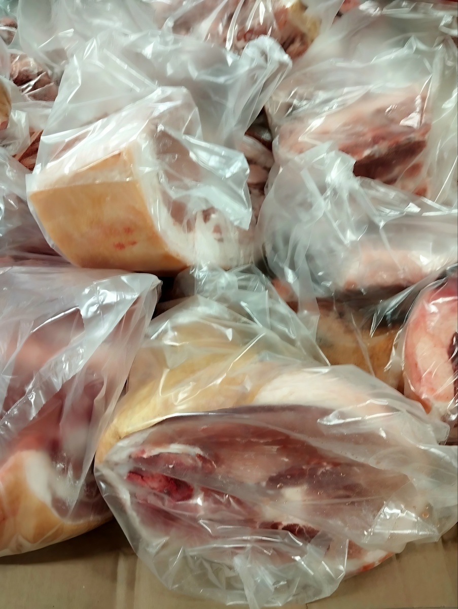 Свинина также богата на многие другие витамины и минералы, например, кальций, магний, фосфор, калий, натрий, сера, цинк и йод — все они способствуют нервной проводимости, формированию скелета, поддержанию кислотно-щелочного баланса и бесперебойной работе мышц. Такого набора полезностей даже у говядины нет!☝️