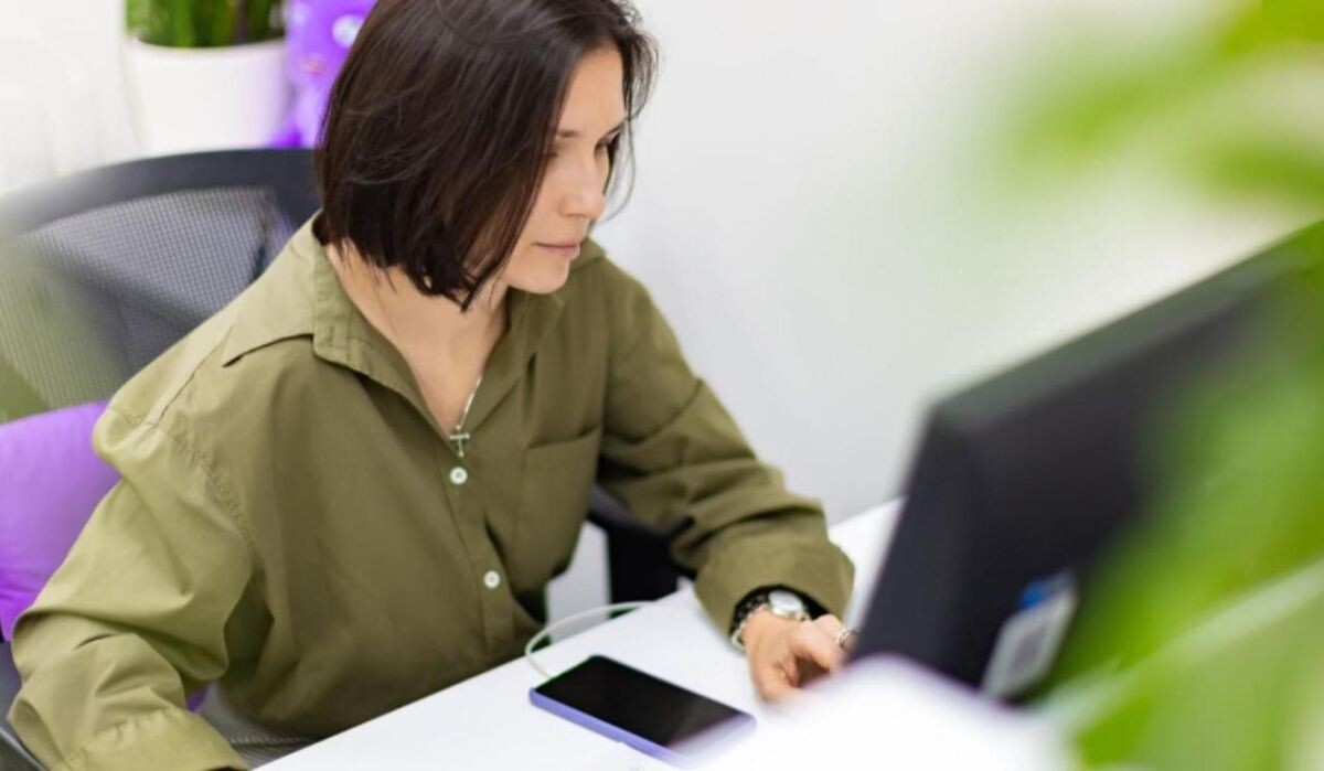     Девушка за компьютером. Источник: krskstate.ru Автор фото: Пресс-служба администрации Красноярска