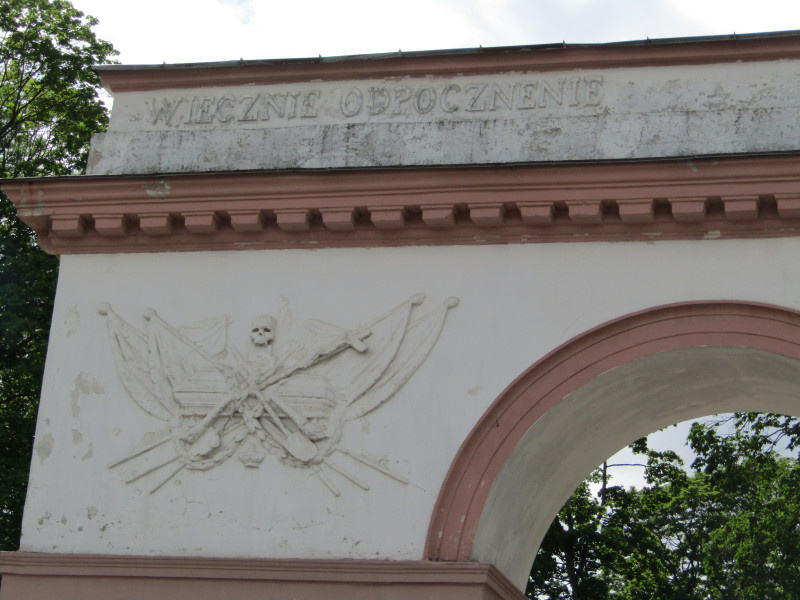 Польская надпись "Вечный покой" и тематический барельеф