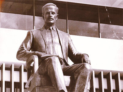 Памятник Хафезу Асаду работы Олега Комова / Фото: hitrovka.livejournal.com