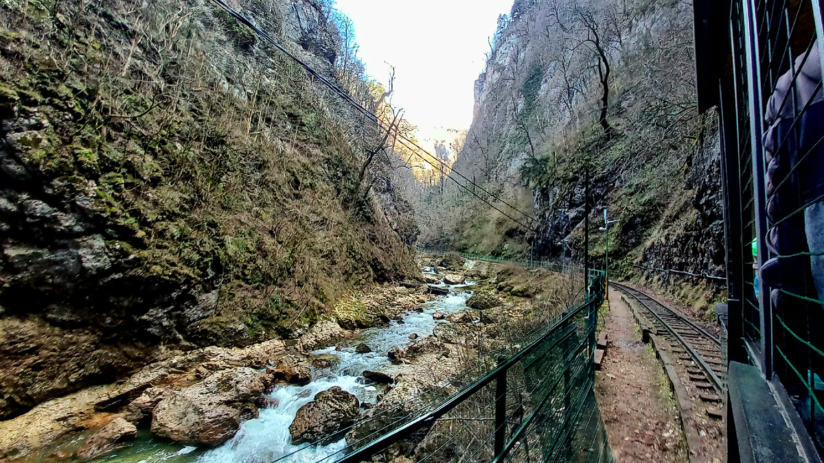 На ретропоровозике по каньону Гуамского ущелья (декабрь, 2024г)