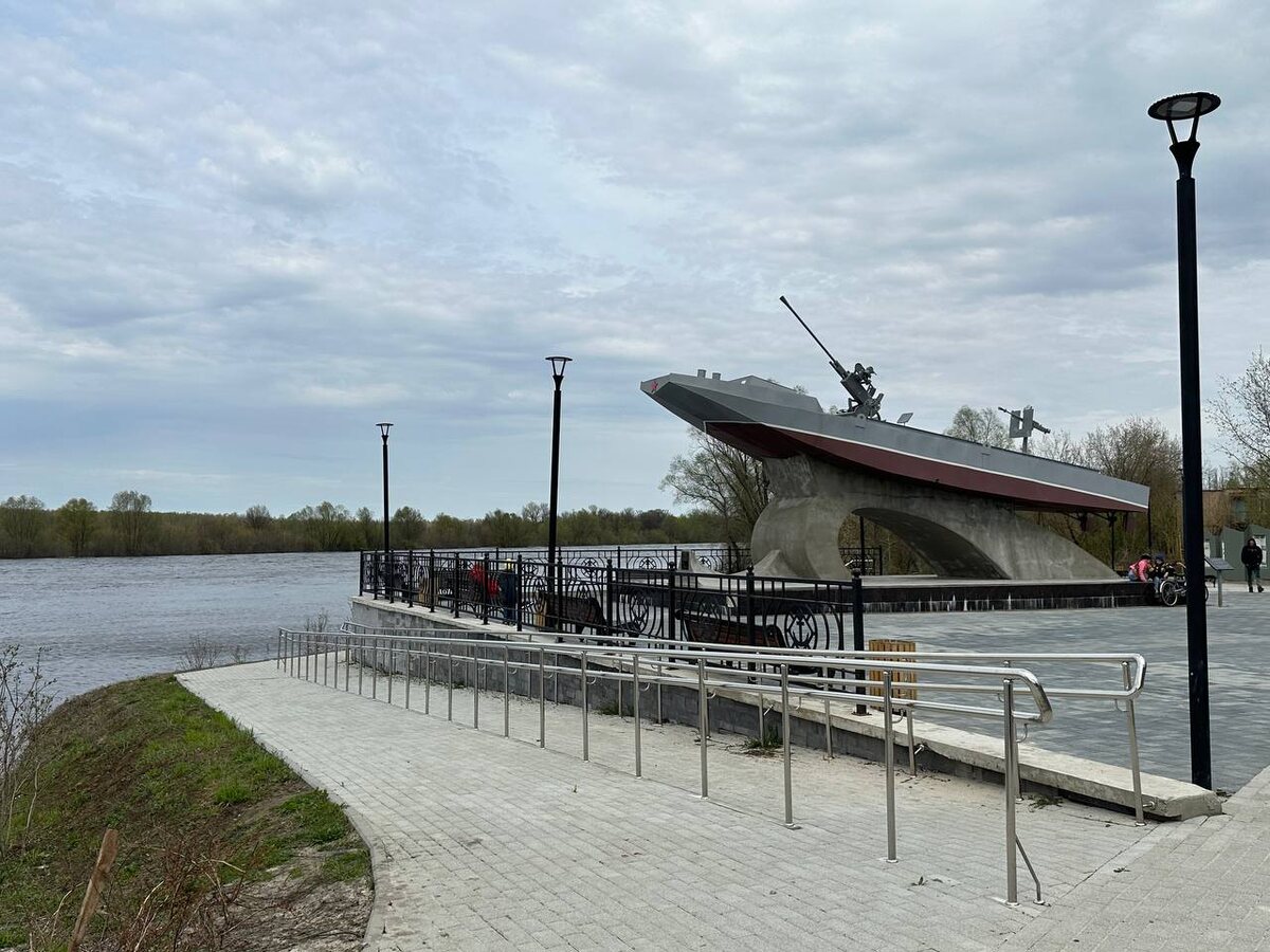 Десантный бот на Набережной 