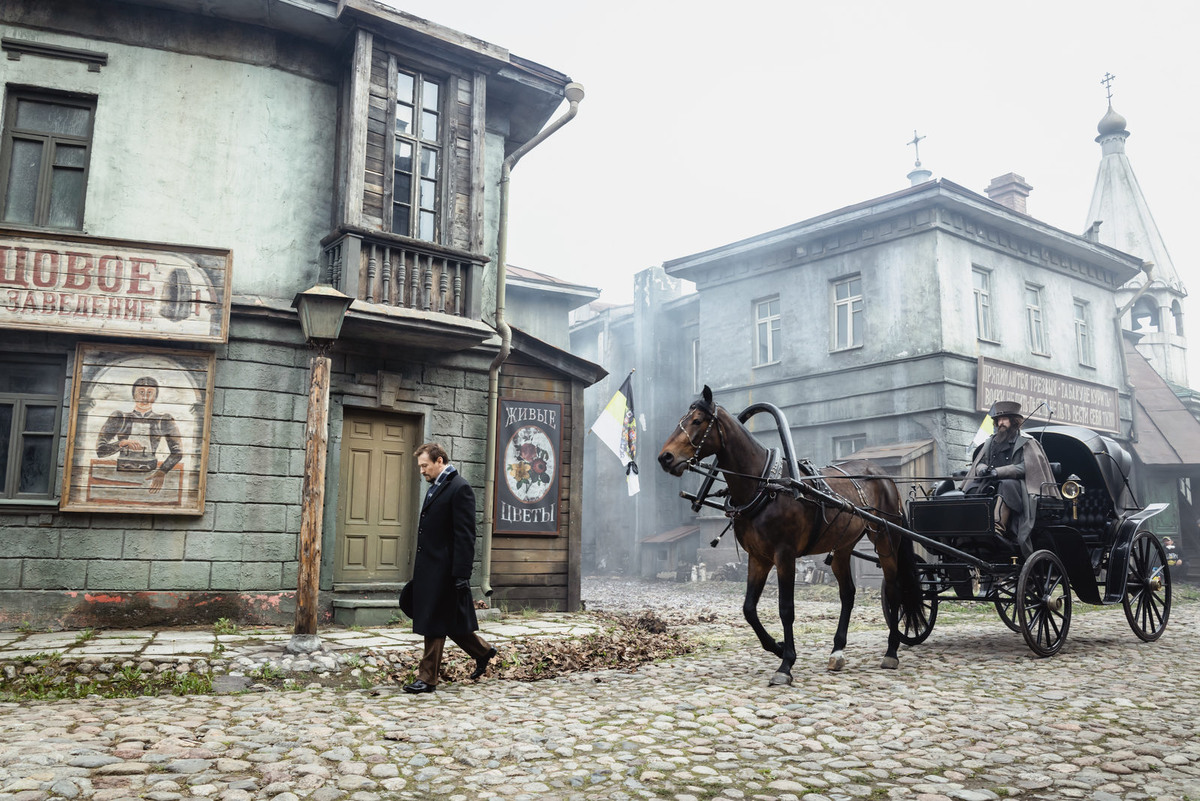 И общая атмосфера и отдельные детали здорово передают всю неоднородность того сложного периода, когда уже вовсю заваривался котёл будущей революции. И, если применить идиому из другого блестящего произведения русского классика: Аннушка разлила масло где-то в этот период!