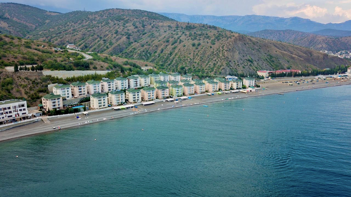 На окраине коттеджный посёлок — район престижных новостроек, а рядом кемпинг. Фотография с просторов интернета. Фотокоррекция автора статьи.