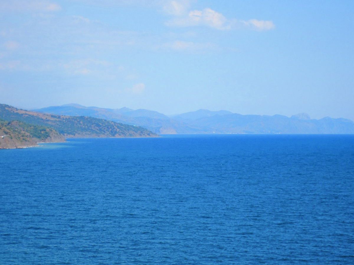 Рыбачье. Вдали виднеется Меганом. Голубая дымка и синева моря завораживают. Фотография автора статьи. 