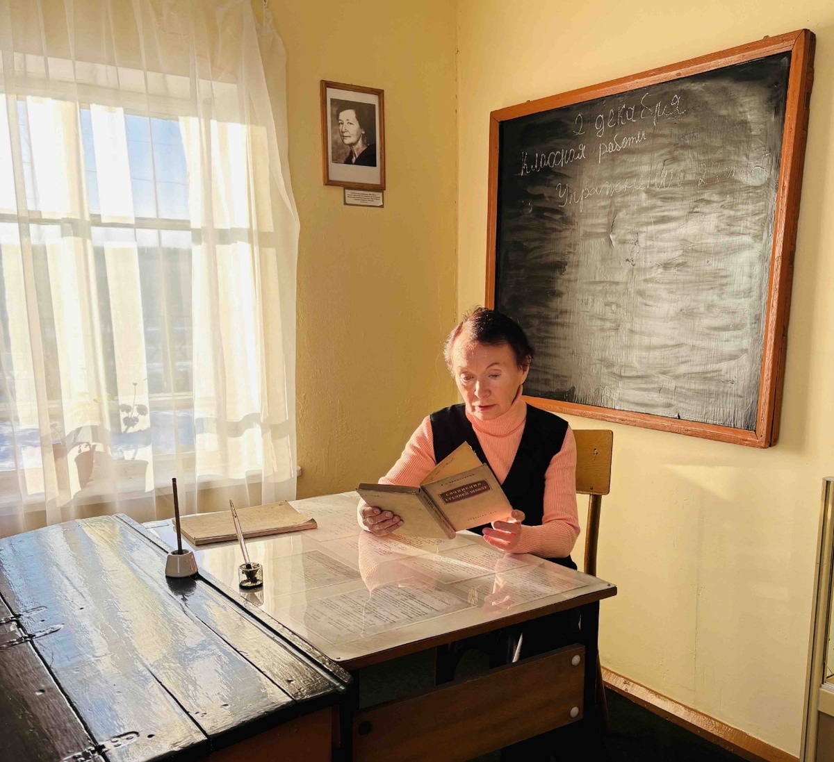 Тамара Васильевна Попова в одной из комнат мемориального музея А. Вампилова. 2024 г. 