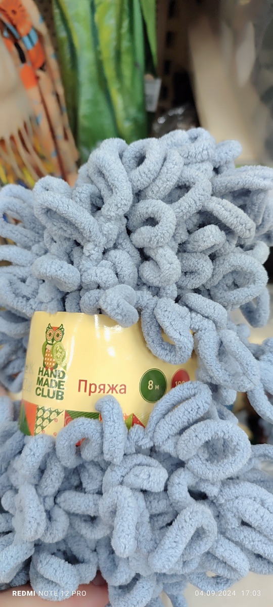 Из пряжи с петельками можно плести. Невероятно медитативный процесс. 