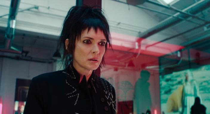 Вайнона Райдер что двадцать лет назад была обворожительна в роли Лидии, что сегодня. А её невероятная мимика в кадре действительно заставляет поверить в то, что актриса умеет вступать в контакт с потусторонними силами. Кадр из фильма "Битлджус! Битлджус!", Фото: свободные источники