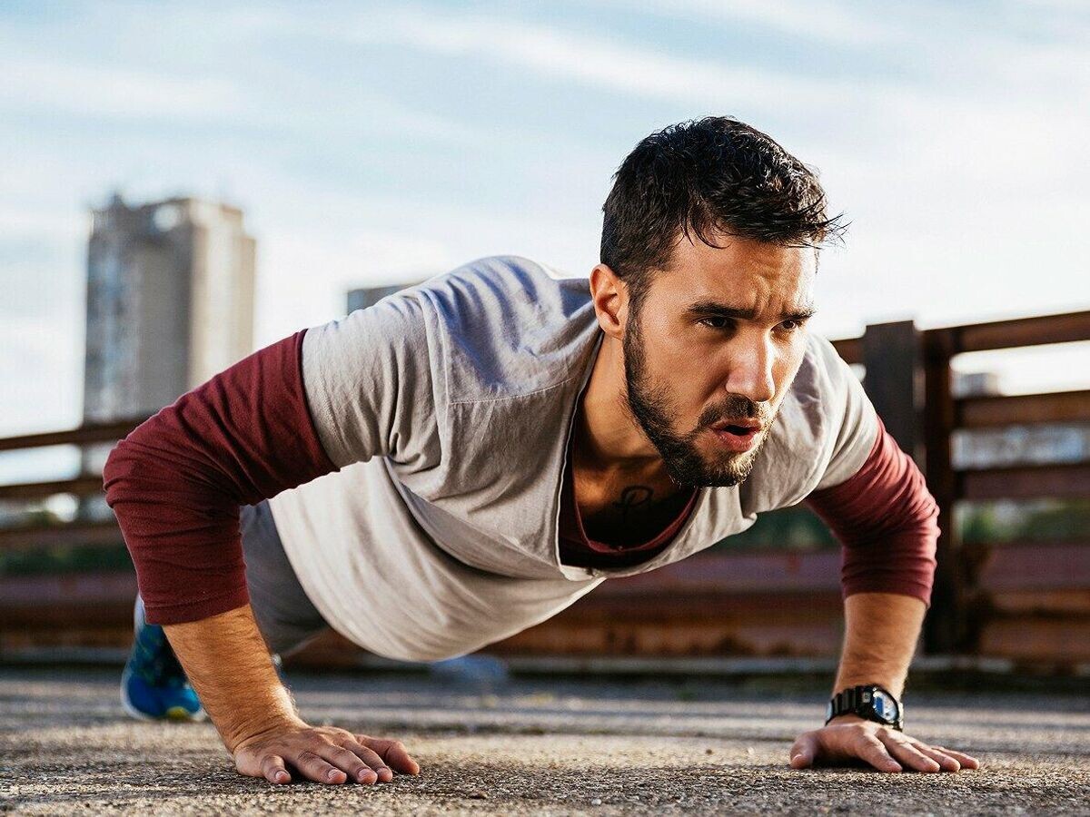    Мужчина выполняет отжимания© Фото : Men's Journal