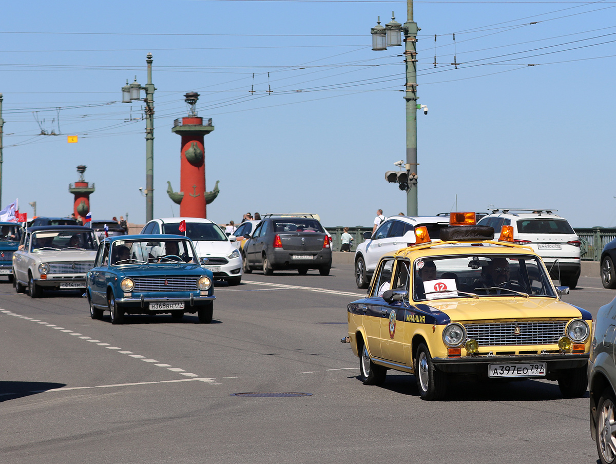 автомобиль ГАИ во главе колонны