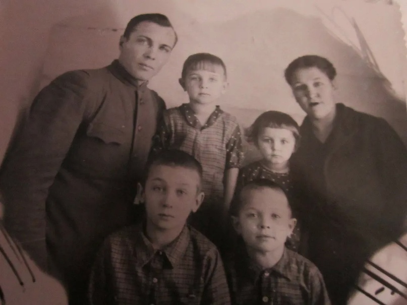 Брянка. 1950 год. Семья Филиппа Павловича и Ефросиньи Павловны Добринских