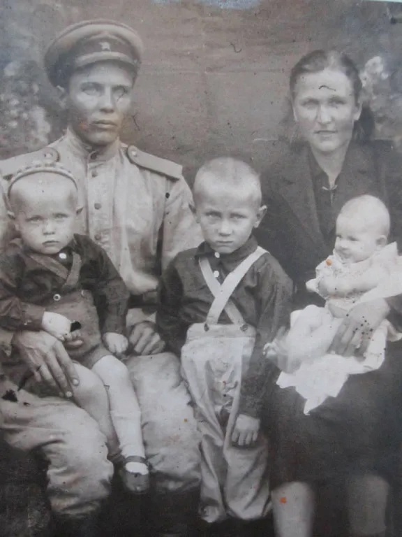 Ачинск.1945 год. Семья Добринских. Маленькая Тамара у мамы на руках