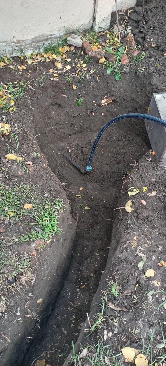 Подключили воду. Прокопали траншею к дому. 