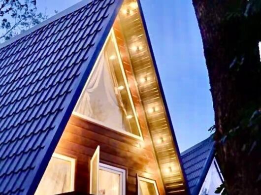    домики А-фрейм в глэмпинге "Станция Морская" // фото: группа ВК "Станции Морская"