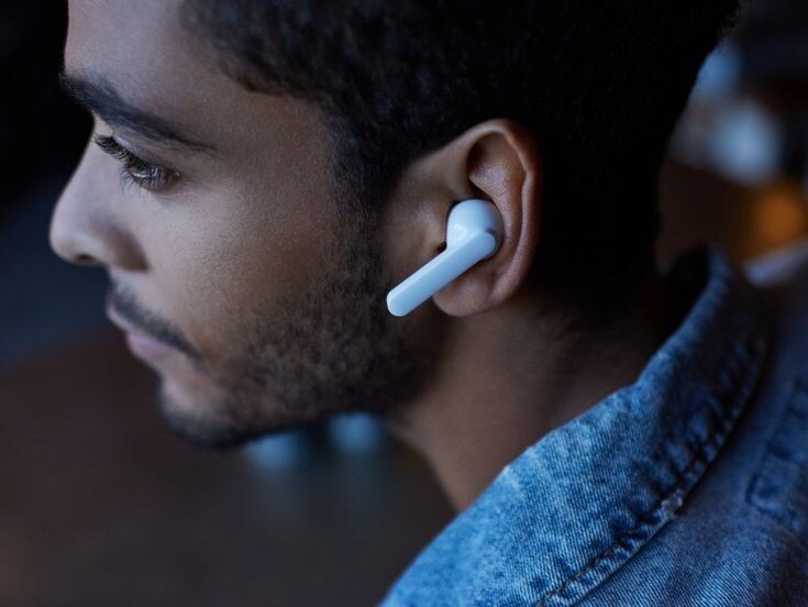 Наушники в пределах 2000 рублей можно купить и беспроводные, кто какие любит