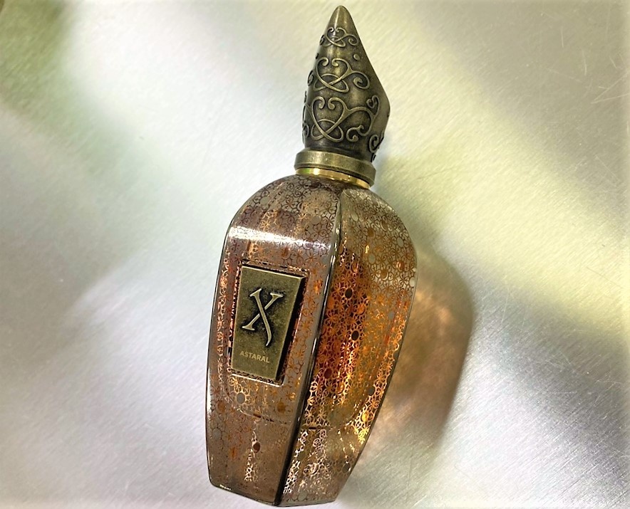 фото автора. Эстетика этого флакона просто подкупает... Так приятно, что этот красивейший аромат в таком роскошном флаконе...