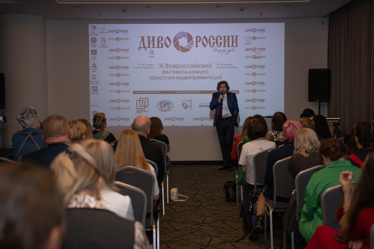 Шеф-редактор Россия-24 Андрей Архипов выступает перед участниками кинофестиваля 