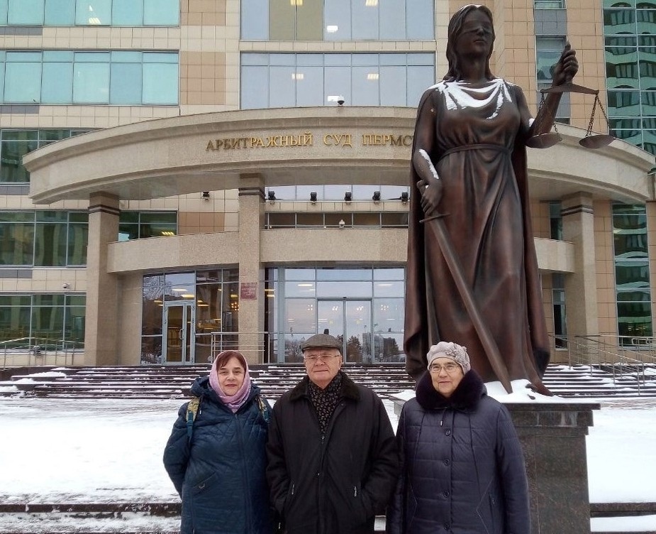 Депутат Пермской городской Думы Геннадий Алексеевич Сторожев (КПРФ) с представителями Совета ветеранов ЗИДа