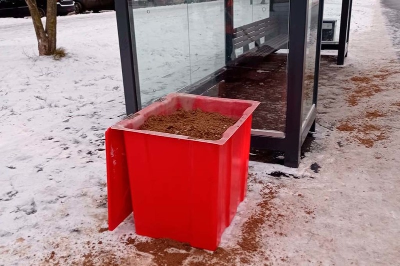    В контейнерах хранится песок, которым зимой посыпают территорию вокруг остановок. Теперь везде поставят емкости из композитных материалов.