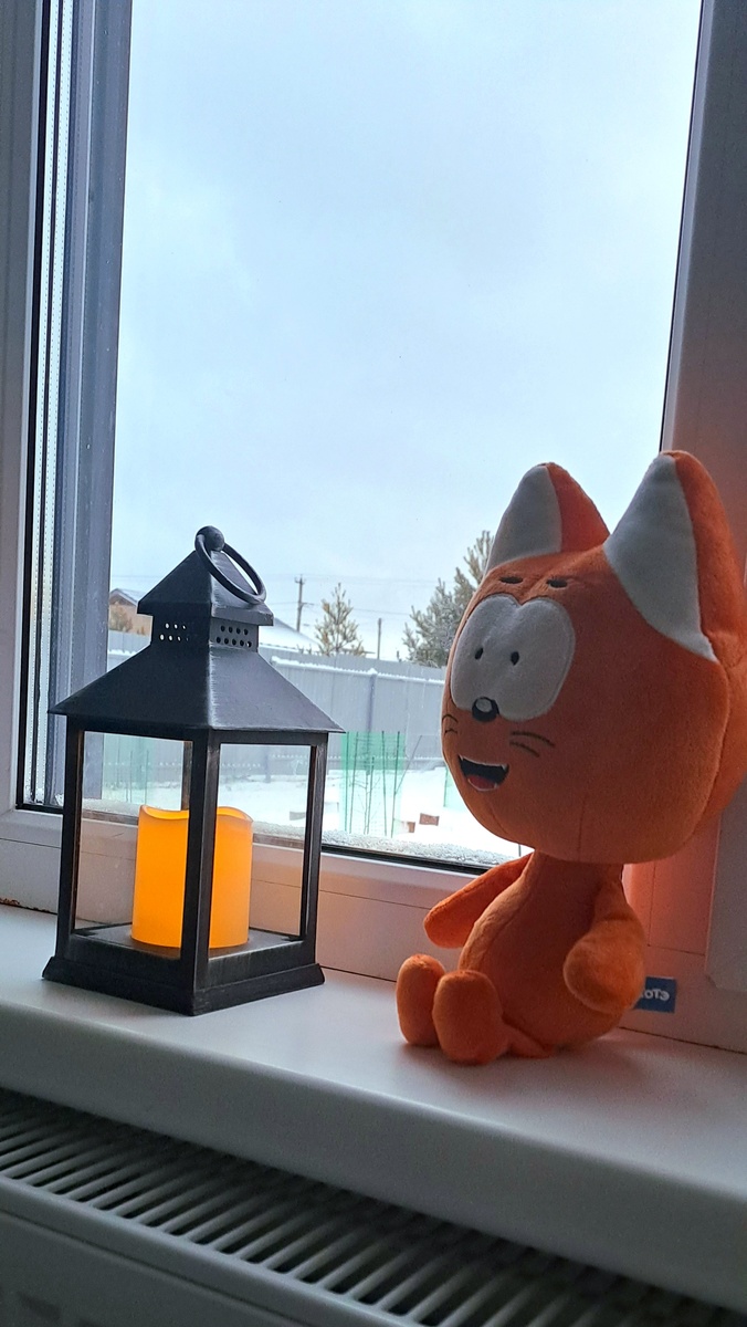 Фонарик с любимым героем Матвея на подоконнике (фото автора)