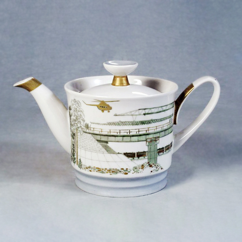 Чайник из сервиза «Советский север». 1980 год, ЛФЗ. Автор формы Анна Александровна Лепорская, автор росписи Людмила Викторовна Протопопова