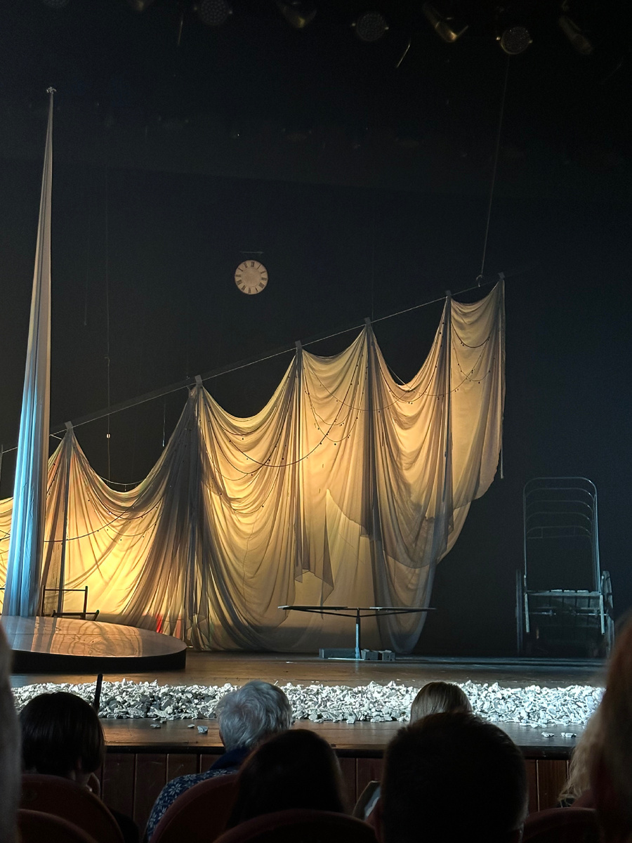 Сценография. Спектакль «Ночь нежна»  на сцене театра Моссовета. Фото автора.