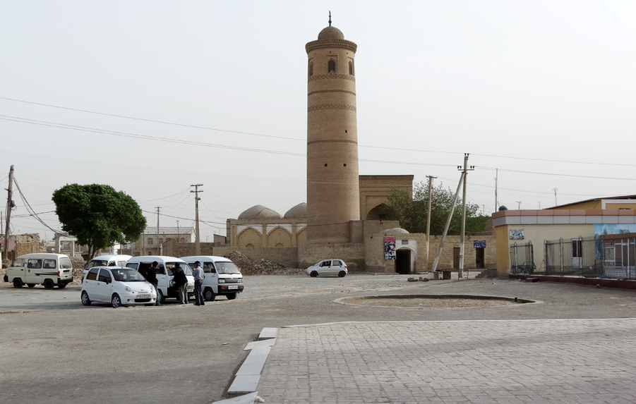 С двумя медресе образуется равнобедренный треугольник стоящий рядышком мавзолей Абдала-бобо с мечетью и своим небольшим (10м) минаретом. Он построен в 18 веке бухарскими зодчими, а сама могила палвана ("богатыря") Ахмеда Замчи по прозвищу Абдал-бобо датируется чуть ли не 7 веком - по одному преданию, это был первый обратившийся в ислам хорезмиец, а по другому - осевший здесь проповедник-потомок Пророка. Тогда на этом месте и города-то ещё не было...
