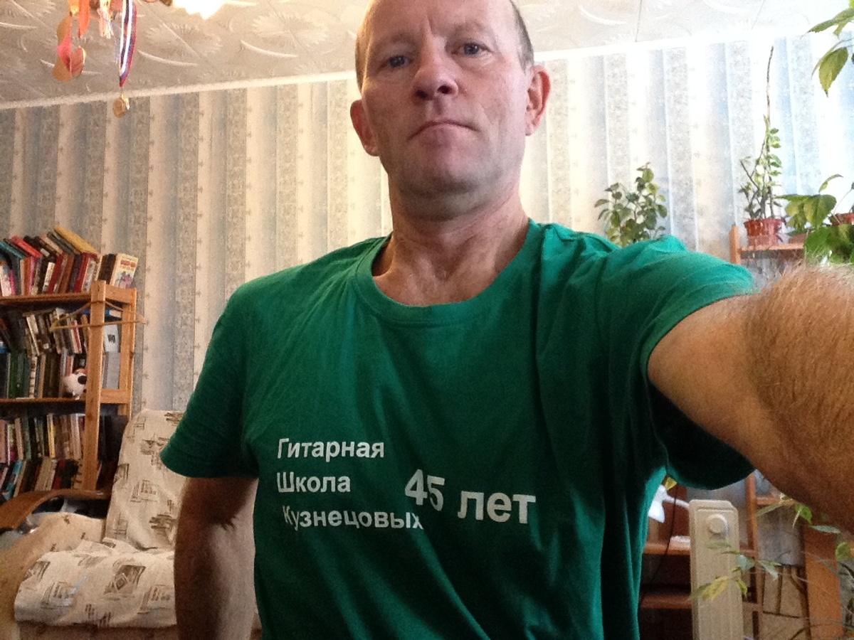 Автор в майке, выпущенной в прошлом году на 45 лет школы